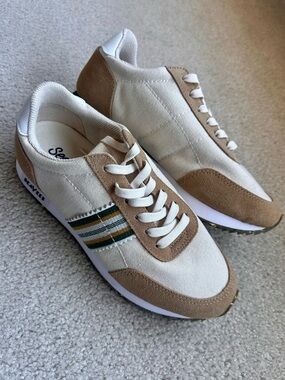 Seavees Royal Runner sneakers size 9!